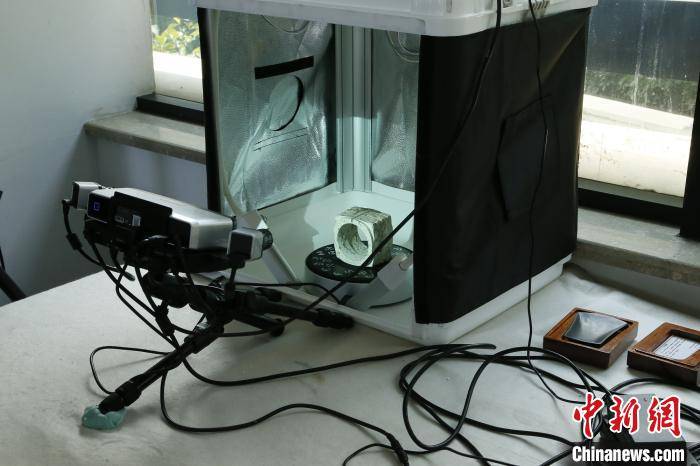 杭州博物館對文物進行數字采集 之后會在“云上博物館”展出